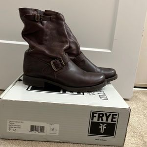 Frye Veronica Short Dk Brown Size 9